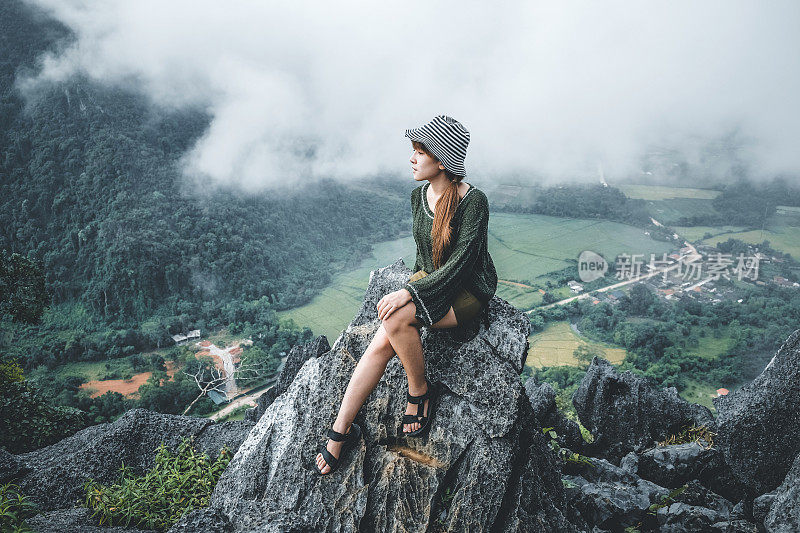 旅行妇女看的观点，Pha Ngern视点VangVieng，老挝